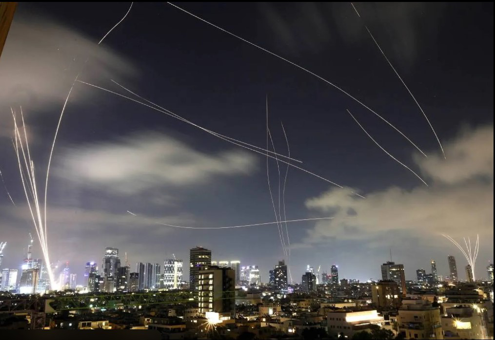 إيران تمطر تل أبيب بـ100 صاروخ وإسرائيل تقصف طهران.. قتلى وحرائق في منشآت نفطية وتصعيد ينذر بحرب شاملة